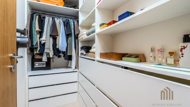 Exkluzivní byt 2+kk s předzahrádkou, terasou a garážovým stáním Praha 10 – Pitkovice