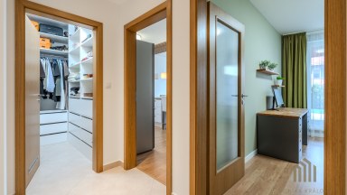 Exkluzivní byt 2+kk s předzahrádkou, terasou a garážovým stáním Praha 10 – Pitkovice