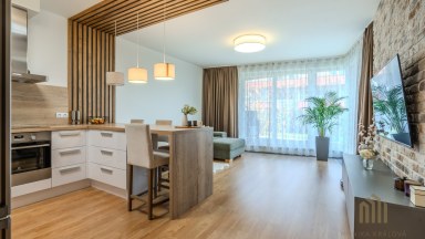 Exkluzivní byt 2+kk s předzahrádkou, terasou a garážovým stáním Praha 10 – Pitkovice