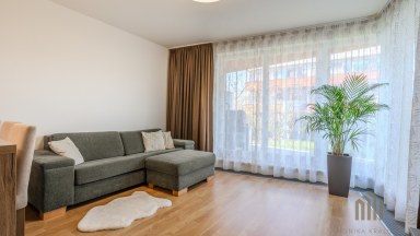 Exkluzivní byt 2+kk s předzahrádkou, terasou a garážovým stáním Praha 10 – Pitkovice