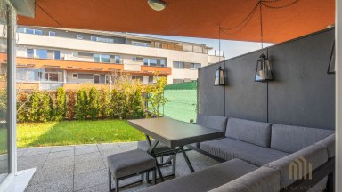 Exkluzivní byt 2+kk s předzahrádkou, terasou a garážovým stáním Praha 10 – Pitkovice