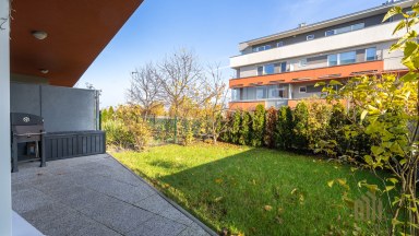 Exkluzivní byt 2+kk s předzahrádkou, terasou a garážovým stáním Praha 10 – Pitkovice