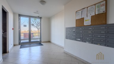 Exkluzivní byt 2+kk s předzahrádkou, terasou a garážovým stáním Praha 10 – Pitkovice